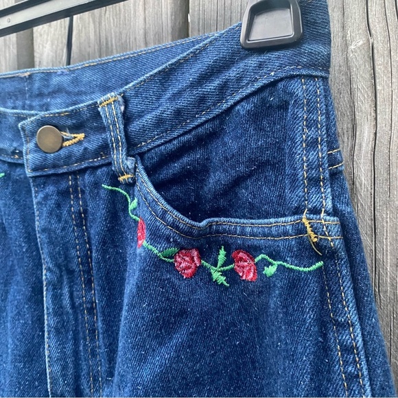 Unique Vintage Sierra West High Rise Blue Jeans with Floral Embroidery fits 2/4 - Picture 4 of 8